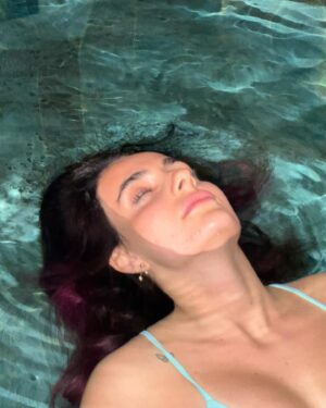 Anna Trincher Instagram - НАРЕШТІ БЕЗ ФОТОЖОПА!!! 

Більше не можу прикидатись іншою людиною… я така, як я є! Любіть мене😂