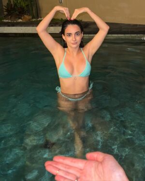 Anna Trincher Instagram - НАРЕШТІ БЕЗ ФОТОЖОПА!!! 

Більше не можу прикидатись іншою людиною… я така, як я є! Любіть мене😂