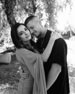 Anna Trincher Instagram - «Голівудська пара», як нас називала мама Саші Я дуже вдячна кожному за підтримку, сьогодні я наче вдруге народилась і одночасно ненавиджу цей день, бо доводиться ще раз, ще раз і ще раз проживати ці емоціі🫀 Мені, справді, не так боляче, як я очікувала… я переживала всі ці емоціі ще задовго до того, як було прийнято це рішення. Але це був абсолютно безцінний досвід, і він не може бути не поганим не хорошим. Я стала нарешті на свій шлях, я це відчуваю. Всі півроку я була наче в депресії, і хоч клінічно вона не була поставлена, але всередині відчувалось саме так💔 той оптимістичний погляд на життя, чуттєвість, любов безмежна до людей — здавались мені вироком і я кожен день ненавиділа це в собі. Я була розгублена, розчавлена.. моя сім‘я, яку ми так клопітко будували цеглинка, за цеглинкою, розмова за розмовою, через біль, через складнощі і радість — руйнувалась просто у мене на очах. Це мій чоловік, за якого я вийшла заміж і хотіла прожити все життя. Кількість сесій у різних психологів перевищували цифру 3 на тиждень, я не здавалась… «добрий день, я Аня, мені 22, я не знаю що мені робити..» і так по колу, по колу чайні церемонії, спроби йти в медитації і духовний розвиток, по колу розмови з моїми близькими людьми, які нічого не радили, були поруч і проживали це все зі мною. ВСЕ ПО КОЛУ… не виходило, після чергової сессії з черговим психологом я плакала, легше не ставало… кожного вечора я сідала на терасу, підпалювала цигарку і думала про те, що я в біса не знаю вже що робити. Ось так я переживала це, хтось скаже «недоречно», а я скажу «це моє життя, моя сентиментальність, мій шлях, мій біль, все моє»
