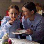 Anna Tsukanova-Kott Instagram - Домашний плоский круассан 🥐💙 Мы просто купили замороженные круассаны, смазали их желтком, отправили в духовку на 180 градусов на 15 минут, потом сплющили в вафельнице, предварительно смазанной сливочным масло. А после этого окунули круассан в нутеллу и посыпали яркой посыпкой. Обожаю готовить дома с Леей. Это то, что доставляет нам обеим удовольствие! А вы готовите с детьми? #круассан #croissant #рецепт #готовка #ешьискусство #аннацукановакотт #правильноепитание #food #зож #москва #худеемвместе #рецепт #здоровоепитание #foodblogger #плоскийкруассан #мамаидочь #ужин #готовимдома #рецептыпп #диета #едаялюблютебя #выпечка #ппдневник #зожрецепты #обед #like #учусьпитатьсяправильно #ппсладкое #дочь