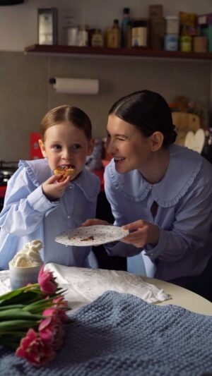 Anna Tsukanova-Kott Instagram - Домашний плоский круассан 🥐💙

Мы просто купили замороженные круассаны, смазали их желтком, отправили в духовку на 180 градусов на 15 минут, потом сплющили в вафельнице, предварительно смазанной сливочным масло. А после этого окунули круассан в нутеллу и посыпали яркой посыпкой. 

Обожаю готовить дома с Леей. Это то, что доставляет нам обеим удовольствие! А вы готовите с детьми?

#круассан #croissant #рецепт #готовка #ешьискусство #аннацукановакотт #правильноепитание #food #зож #москва #худеемвместе #рецепт #здоровоепитание #foodblogger #плоскийкруассан #мамаидочь #ужин #готовимдома #рецептыпп #диета #едаялюблютебя #выпечка #ппдневник #зожрецепты #обед  #like #учусьпитатьсяправильно #ппсладкое #дочь