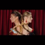 Anna Tsukanova-Kott Instagram - Ешь Искусство!💔 Я люблю творчество @yanamkr и предложила ей сделать коллаборацию с нашим проектом @e.a.t.a.r.t ! А именно - написать стихи про дуальность в женщине используя только #вкусныеслова 🧁 Вот какой чувственный стих получился: ⤵️ Я,и приторно сладкое подгоревшее чуть суфле В то же время, я горький кофе,на чьем нибудь рукаве Запечённые мысли мои,обжигают того,кто рядом Но и лёд моих слов иногда поливает ядом Это все перемешано и поставленно на огонь Эта разность и делает нас собой Пригодится и мед объятий и чувства с перцем Важно, в этом рецепте - не остужайте сердце… Музыку написал гениальный @demyanmusic ! Ему невероятно тонко удалось уловить настроение видео и нашего стихотворения🎵 Одежда на нас: @_mardzhan 👑 Украшения: @votreperle 🤍 Цветы: @rossa.moscow 🥀 Снимали в отеле @hotel_continental_moscow 🏨 Над видео работали: Продюсер - @nadya_chernobrovkina Операторы - @rozhdenevsky_films Художник-постановщик - @cirkovaksenia Декоратор - @ulyarubens Стилист - @egiazaryan.gaya Визажист - @kristinapapuk Монтаж - @arseny_syuhin Помогали: @jane_fir, @imtwom О чем для вас этот ролик? 🎥