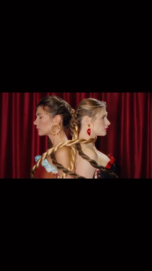 Anna Tsukanova-Kott Instagram - Ешь Искусство!💔

Я люблю творчество @yanamkr и предложила ей сделать коллаборацию с нашим проектом @e.a.t.a.r.t ! А именно - написать стихи про дуальность в женщине используя только #вкусныеслова 🧁

Вот какой чувственный стих получился: ⤵️

Я,и приторно сладкое подгоревшее чуть суфле 
В то же время, я горький кофе,на чьем нибудь рукаве 
Запечённые мысли мои,обжигают того,кто рядом 
Но и лёд моих слов иногда поливает ядом 
Это все перемешано и поставленно на огонь 
Эта разность и делает нас собой 
Пригодится и мед объятий и чувства с перцем 
Важно, в этом рецепте - не остужайте  сердце…

Музыку написал гениальный @demyanmusic ! Ему невероятно тонко удалось уловить настроение видео и нашего стихотворения🎵 

Одежда на нас: @_mardzhan 👑
Украшения: @votreperle 🤍
Цветы: @rossa.moscow 🥀
Снимали в отеле @hotel_continental_moscow 🏨

Над видео работали: 
Продюсер - @nadya_chernobrovkina
Операторы - @rozhdenevsky_films
Художник-постановщик - @cirkovaksenia
Декоратор - @ulyarubens
Стилист - @egiazaryan.gaya 
Визажист - @kristinapapuk
Монтаж - @arseny_syuhin
Помогали: @jane_fir, @imtwom

О чем для вас этот ролик? 🎥