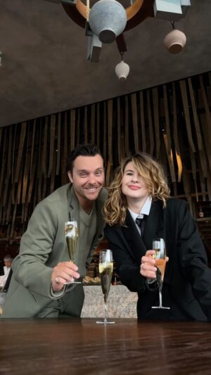 Anna Tsukanova-Kott Instagram - Уже празднуете? 🥂 

#8марта #друзья #аннацукановакотт #ешьискусство #друг #reels #тренды #весна #весна2024 #март #друзья #друзьятоварищи #8марта💐 #8мартаподарок #8марта🌷 #девушка #look #шампанское #prosecco #бокал #friends #friendsforever #mood #бокал #vesna #праздник