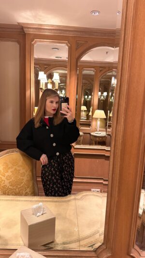 Anna Tsukanova-Kott Instagram - Показалось? @sakhalin.istanbul 🍣

#аннакоттвидео #ешьискусство #еда #едакрасиво #сахалин #турция #стамбул #instambul #stambul #turkey #едадолжнабытывкусной #едаялюблютебя❤️ #москва #кушатьхочется #кушатьподанно #вкуснота #юмор #рилс #like #reels #video #girl #beauty #bloger #блогер #интервью #морепродукты #красота #роллы #стамбул