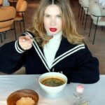 Anna Tsukanova-Kott Instagram - Утро в @sakhalin.istanbul 🍜 #томям #суп #томямрецепт #едадляжизни #едакрасиво #едабезвреда #аннацукановакотт #ешьискусство #искусство #москва #юмор #тусовка #пятница #пятницавечер #танцы #юморжизни #актриса #успех #девушкадня #укладка #ресторан #стамбул #морепродукты #похмелье #едаялюблютебя❤️ #суп #сахалин