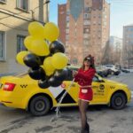 Anna Tsukanova-Kott Instagram - Поездка на @yandex.go ВСЕГДА праздник! 🎈 #яндексgo_сдетьми 🚖 #мамаидочка #такси #праздник #времясдетьми #мама #весна #весна2024 #путешествие #воздушныешарики