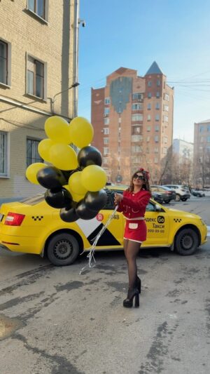 Anna Tsukanova-Kott Instagram - Поездка на @yandex.go ВСЕГДА праздник! 🎈
#яндексgo_сдетьми 🚖 

#мамаидочка #такси #праздник #времясдетьми #мама #весна #весна2024 #путешествие #воздушныешарики