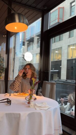 Anna Tsukanova-Kott Instagram - В эту пятницу главное найти с кем выпить 🍷

#подруга #тренд #аннацукановакотт #ешьискусство #reels #москва #девушки #подруги #подругинавсегда #восьмидесятыесериал #сериал #ресторан #подборкаприколов #прикол #останкино #музей #красотавокругнас #ресторанымосквы #подругамоя #любимая #красотастрашнаясила #вино #ужин #ужиннадвоих #пятница #постучисьвмоюдверь
