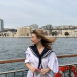Anna Tsukanova-Kott Instagram - Босфор 💙 Идеально подошел лук от @masterpeace.masterpeace 😍 #аннацукановакотт #босфор #турция #корабль #istanbul #bosfor #актриса #турист #стамбул #masterpiece