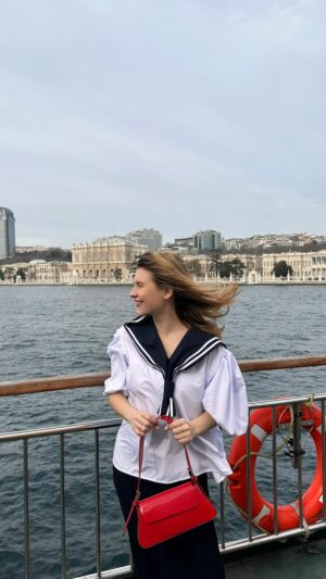 Anna Tsukanova-Kott Instagram - Босфор 💙
Идеально подошел лук от @masterpeace.masterpeace 😍

#аннацукановакотт #босфор #турция #корабль #istanbul #bosfor #актриса #турист #стамбул #masterpiece