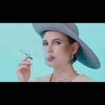 Anna Tsukanova-Kott Instagram - Ешь Искусство! 🐸 В группах созависимых популярен один анекдот: «Вы слышали о той женщине, что поцеловала лягушку? Она надеялась, что Лягушка превратится в принца. Но Лягушка не превратилась. Зато сама женщина тоже превратилась в лягушку». ⠀ Если мы не разберемся со своими созависимыми характеристиками, велика вероятность, что мы будем продолжать тянуться к лягушкам и целовать их. Даже если мы разберёмся со своими характеристиками, нас все равно может тянуть к лягушкам, но мы можем хотя бы научиться не прыгать в пруд вместе с ними». ⠀ Эта Цитата Из книги Мелоди Битти «Спасать или спасаться», которая вдохновила меня создать это видео. ⠀ Саундтрек: Spell On You - Jake Warre Dana Kelson ⠀ Режиссёр / актриса: @anna_tsukanova_kott Голос: @mikhail.gorevoy ⠀ Операторы: @rozhdenevsky_films ⠀ Монтаж: @rozhdenevsky_fims @anna_tsukanova_kott ⠀ Цветокоррекция: @amborjo ⠀ Стилист: @egiazaryan.gaya ⠀ Визажист и стилист по волосам: @kristinapapuk ⠀ Художник-постановщик: @gulyants ⠀ Декоратор: @ulyarubens ⠀ Координатор: @vasilyeva_a_a ⠀ Украшения: @selfish_shop ⠀ Шляпа: @liagureeva ⠀ Платье: @masterpeace.masterpeace ⠀ Микроволновка: @hb_happybaby #ешьискусство #аннацукановакотт #созависимость #видеоарт #foodporn