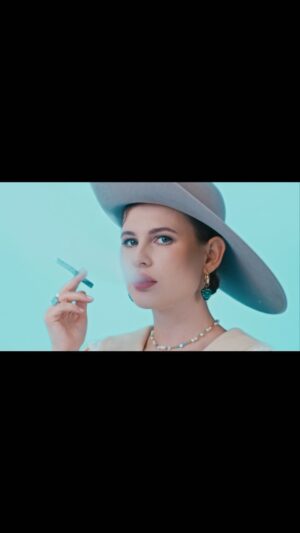 Anna Tsukanova-Kott Instagram - Ешь Искусство! 🐸 

В группах созависимых популярен один анекдот: «Вы слышали о той женщине, что поцеловала лягушку? Она надеялась, что Лягушка превратится в принца. Но Лягушка не превратилась. Зато сама женщина тоже превратилась в лягушку».
⠀
Если мы не разберемся со своими созависимыми характеристиками, велика вероятность, что мы будем продолжать тянуться к лягушкам и целовать их. Даже если мы разберёмся со своими характеристиками, нас все равно может тянуть к лягушкам, но мы можем хотя бы научиться не прыгать в пруд вместе с ними».
⠀
Эта Цитата Из книги Мелоди Битти «Спасать или спасаться», которая вдохновила меня создать это видео.
⠀
Саундтрек: Spell On You - Jake Warre Dana Kelson
⠀
Режиссёр / актриса: @anna_tsukanova_kott

Голос: @mikhail.gorevoy 
⠀
Операторы: @rozhdenevsky_films
⠀
Монтаж: @rozhdenevsky_fims
@anna_tsukanova_kott
⠀
Цветокоррекция: @amborjo
⠀
Стилист: @egiazaryan.gaya
⠀
Визажист и стилист по волосам: @kristinapapuk
⠀
Художник-постановщик: @gulyants
⠀
Декоратор: @ulyarubens
⠀
Координатор: @vasilyeva_a_a
⠀
Украшения: @selfish_shop
⠀
Шляпа: @liagureeva
⠀
Платье: @masterpeace.masterpeace
⠀
Микроволновка: @hb_happybaby 

#ешьискусство #аннацукановакотт #созависимость #видеоарт #foodporn