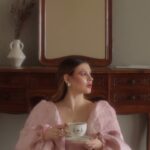 Anna Tsukanova-Kott Instagram - История одной куклы 🎀 Бывают такие ролики, которые сами себя снимают. Просто случайным стечением обстоятельств, в ретроградный меркурий, когда нельзя назначать ничего нового😏, я встретилась с 3 не знакомыми мне людьми в новой студии и за пару часов без подготовки мы сняли этот Арт! 🎥 Мы здесь смешали фильм «poor things» мейк с показа maison margiela немножко Барби история игрушек. Еще недавно было ДР Курта Кобейна, который прославил песню «My girl”, а Аня Чиповская так красиво ее перепела! 🖤 Еще, для меня это видео про то, когда внутри что-то сломалось, оцепенело, когда тебя заклинило и ты не можешь нормально функционировать. Сломленный, и уже взрослый внутренний ребенок, с которым никто не играет и не общается давно. Камера @makovka.photo Монтаж @rozhdenevskaya Стиль @pollywhatsup MUA @mas_dar Song @chi_pa Актриса @anna_tsukanova_kott DRESS @dreamsisterjane #аннацукановакотт #ешьискусство #кукла #ролик #reels #тренды #красивоевидео #премьера #аннацукановакотт #тренд #весна #актриса #poorthings #doll #психология #кукла #instagram #like #mygirl #внутреннийребенок #история #арт #art #искусство #фильм #film #кино #курткобейн #монтаж #кукольныйдом #платье #мокрыймакияж
