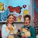 Anna Tsukanova-Kott Instagram - Как приготовить ГОЛУБОЕ тирамису?💙 Специально к 8 марта Анна Цуканова-Котт @anna_tsukanova_kott вместе с легендарным шеф-кондитером Юлией Туцкой @julia_fiminaaa придумали оригинальный рецепт - быстрое голубое тирамису, который подается по-быстрому в чашке. Смотри новую серию кулинарного шоу «Ешь Искусство» в ВК по ссылке в шапке моего профиля ⤴️ #рецепты #кухня #ешьискусство #готовим #готовкаеды #тирамису #десерт #тирамису🍰 #тирамису😋 #рецептыпп #пп #зож #зожбалдеж #кушать #худею #диета #пп #подруги #подруга❤️ #юмор #готовкаврадость #шоу #вк #блюдо #нежность #8марта #быстрыйрецепт #цветнаяеда