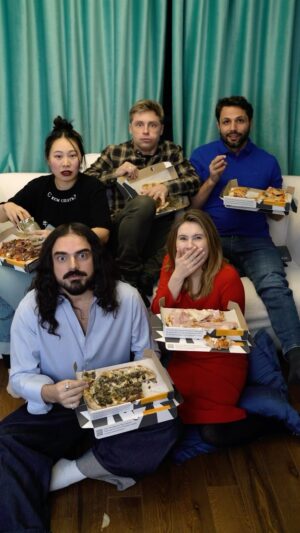 Anna Tsukanova-Kott Instagram - Вечеринка 30  🍕 

#дикийангел #сериал #вечеринка #возраст #друзья #компаниядрузей #вечер #посиделки #аннакоттвидео #ешьискусство #аннацукановакотт #актриса #блогер #блогеры #москва #friends #friend #bloger #москвасити #friendsforever #юморжизни #юморок #смех #смехдослёз