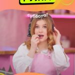 Anna Tsukanova-Kott Instagram - Я была куклой в руках дочери!😝 Да, да! Такая идея нового шоу «Дети Рулят» на канале @subbotatv , дети говорят в наушник своим родителям, что нужно приготовить описывая рецепт своими словами. Это было очень смешно, и мне понравилось! Ведущие шоу @reginatodorenko и @istomin_vitaly , а играли мы против @klim_shipenko , включайте сегодня телек в 18:30! 📺 #шоу #аннацукановакотт #ешьискусство #дети #детирулят #детииродители #актриса #телеканал #суббота #эфир #прямойэфир #рилс #reels #тренды #москва #ребенок #ямама #родители #завтрак #mom #готовим #рецепты #зож #питание #люблютебя #останкино #москвамосква #готовимсдетьми