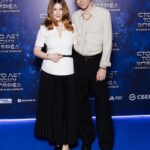 Anna Tsukanova-Kott Instagram - 100 лет тому вперёд 💙 В воскресенье состоялась долгожданная премьера фильма-ремейка #столеттомувперед в кинотеатре «Октябрь». Я с мамой, сыном и Гошей посетила это грандиозное мероприятие! Грандиозное потому, что такого качества кино в России еще не было! Графика, сценарий, игра артистов на высочайшем уровне! Во всех кинотеатрах с 18 апреля! Обязательно всем смотреть! #премьера #чтосмотретьвкино #фильмдлявсеисемьи #аннацукановакотт #отличноекино #кино #фильм
