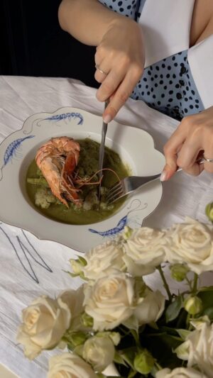 Anna Tsukanova-Kott Instagram - Грин карри с креветками! 🦐 

🔘Стручковая фасоль свежая 
🔘Броколли 
🔘Чеснок 
🔘Лук шалот 
🔘Базилик 
🔘Кинза 
🔘Спаржа 
🔘Кокосовое молоко 
🔘Зеленый перец острый и обычный 
🔘Лемонграсс 
🔘Сухой базилик 

ВСЕГО по чуть-чуть ⤴️💚

➖ В блендере Перемалываем сырой чеснок, шалот лук, кинзу и базилик, сухой базилик, перец зеленый и острый перец с кокосовым молоком и лимонграссом.
➖ Остальные овощи кидаем в этот зеленый соус и тушим 7-10 минут. 
➖ Добавляем креветки и тушим еще 5-7 минут. 

Очень вкусно и полезно! Приятного аппетита! 

Овощи брала в @kolkhoz_nomer1 🥦

#рецепты #пп #креветки #суп #блюдо #рецепт #кухня #аннакоттвидео #карри #аннацукановакотт #ешьискусство #едим #готовлю #готовка #еда #баланс #новости #москва #eat #restaurant #cooking #amazing #instagramanet #instafood #health #gym #fitnessmotivation #foodblogger #happy #фитнес #рецепт #пп
