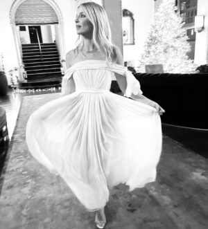 Annabelle Wallis Instagram - SILENT NIGHT is out tomorrow!
Thank you @samanthamcmillen_stylist @cartier @giambattistavalliparis @jimmychoo 💗💗