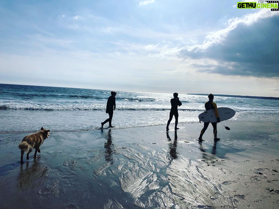 Annabelle Wallis Instagram - Happy Sunday 🏄🏻♂️🧊🌊🌎💙