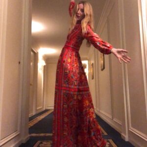 Annabelle Wallis Instagram - Thank you @toryburch this 70’s inspired silk dress is stunning.

Thank you too for all your incredible charitable work through @toryburchfoundation helping to empower women and women entrepreneurs 🙏