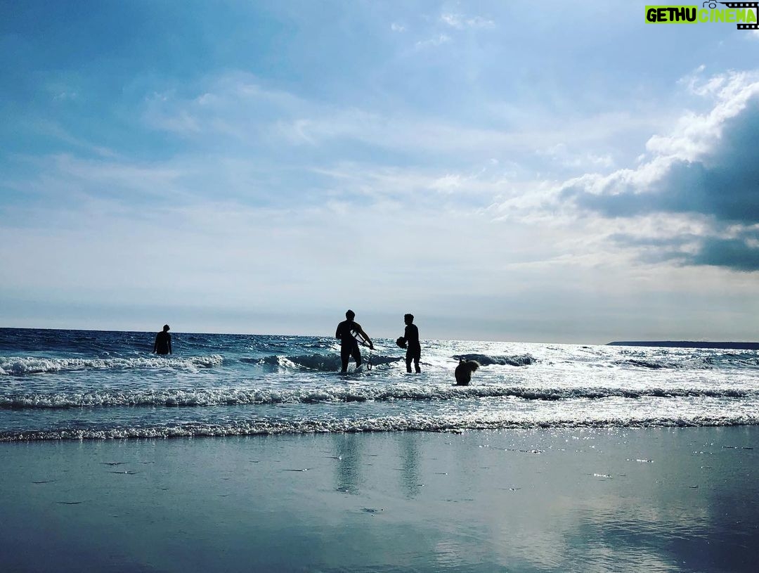 Annabelle Wallis Instagram - Happy Sunday 🏄🏻♂️🧊🌊🌎💙