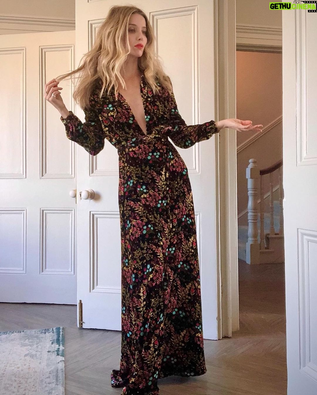 Annabelle Wallis - 161.7K Likes - Thank you @dior for turning my last weekend in isolation into a glamorous dream and sending Paris to me!! I wish I was in Paris with you all. Thank you for reminding me how wonderful it is to dress up and play!
Congratulations @mariagraziachiuri and the whole team at @dior for an incredible couture presentation. It was stunning. Thank you for having me 💙