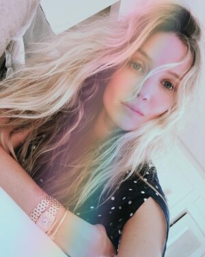 Annabelle Wallis Instagram - In support of the incredible doctors and nurses on the frontline #nhsheroes @cartier started the #cartierovertherainbow initiative to support them. Thank you @laurentfeniou and my @cartier family. 💋 #nhsheroes #nhs ❤️