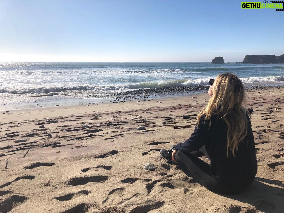 Annabelle Wallis Instagram - Happy Sunday ❤️ I’m not at the beach. I’m thinking of you all out there and hoping you are keeping safe and well. All my love to you ❤️❤️❤️❤️
