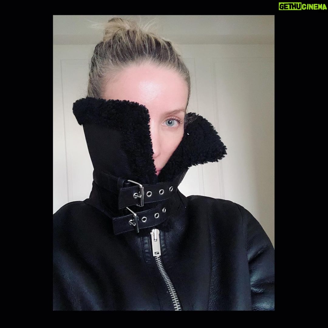 Annabelle Wallis Instagram - My kind of collar @theory__ 🐺🐺🐺🐺🐺🐺🐺🐺🐺🐺🐺🐺🐺