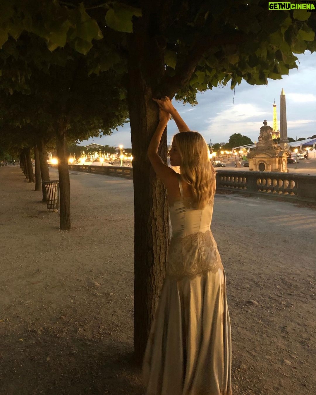 Annabelle Wallis Instagram - Au revoir Paris ❤️I’ll leave you with this classically pretentious picture of me posing and pretending not to. 🍸