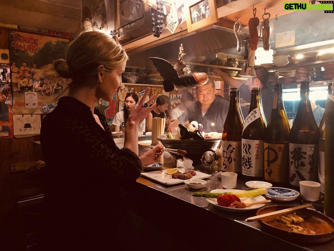 Annabelle Wallis Instagram - Shibuya nights #Tokyo with @franhickman @tombartlett99 🐠 and yes, that is a flying...🐓