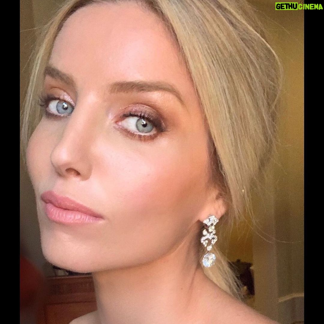 Annabelle Wallis Instagram - Thank you @armani @armanibeauty #venicefilmfestival2019 #armani @samanthamcmillen_stylist @valeriaferreiramakeup @halleybrisker