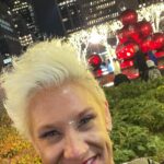 Anne Burrell Instagram - I LOVE NYC at Christmas time!!! Happy happy joy joy!!!🎄❤️ #ilovewhatido #spreadsomejoy