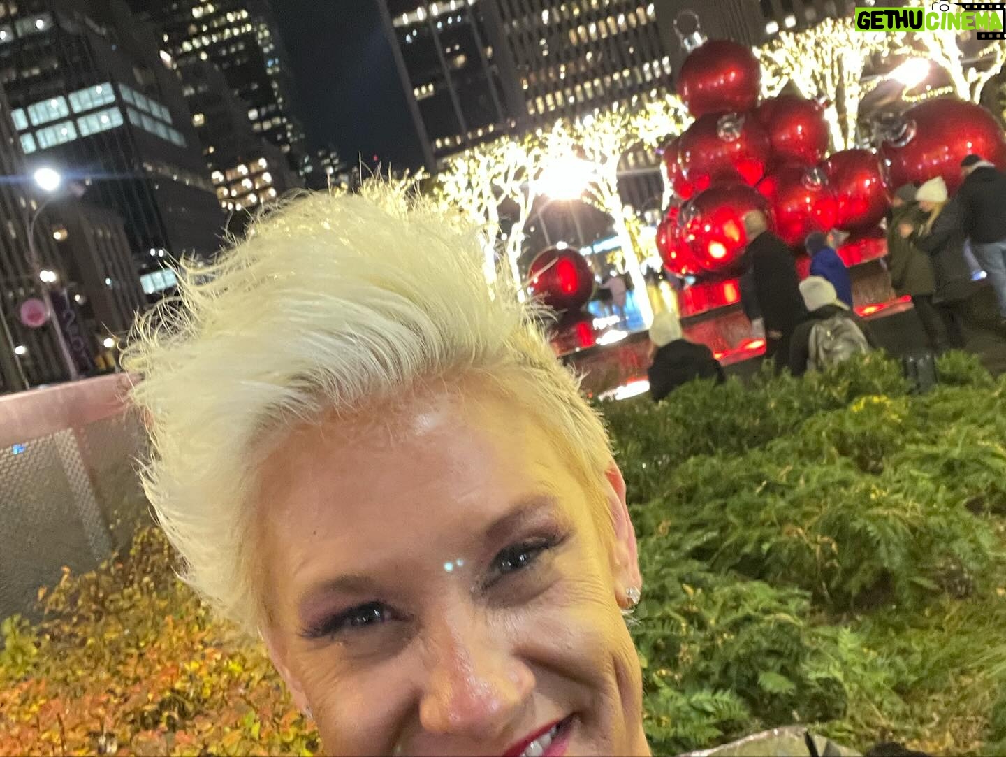 Anne Burrell Instagram - I LOVE NYC at Christmas time!!! Happy happy joy joy!!!🎄❤️ #ilovewhatido #spreadsomejoy