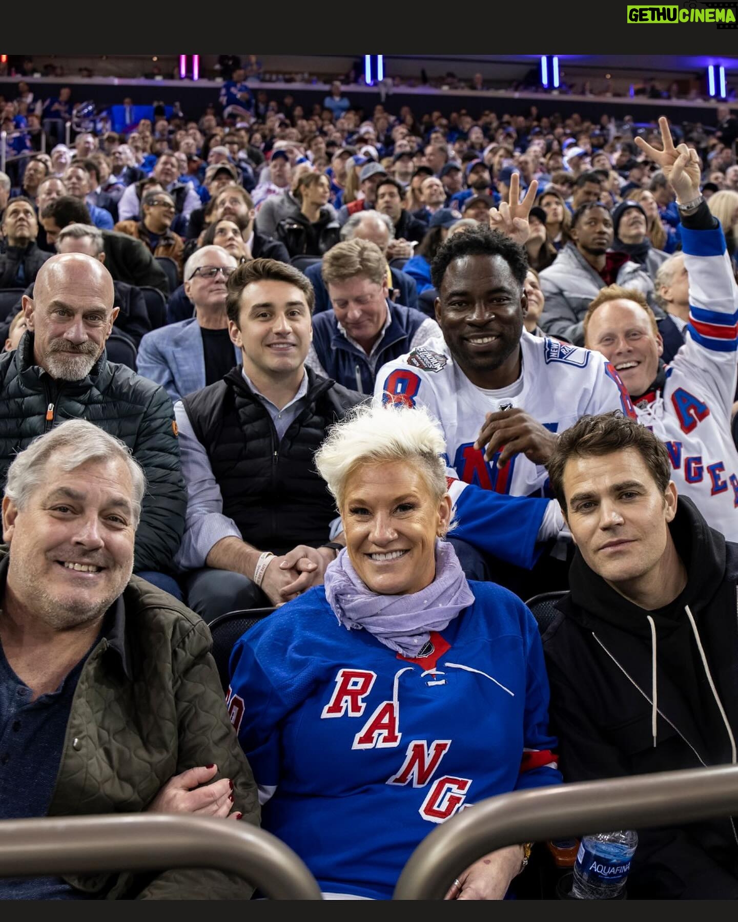 Anne Burrell Instagram - A STELLAR night @thegarden last night!!! MY @nyrangers win game 2!!! An AMAZING crew in the house!!! Thank you @mfarsi for the fantastic pics!!! #lgr #luckygirl #ilovewhatido