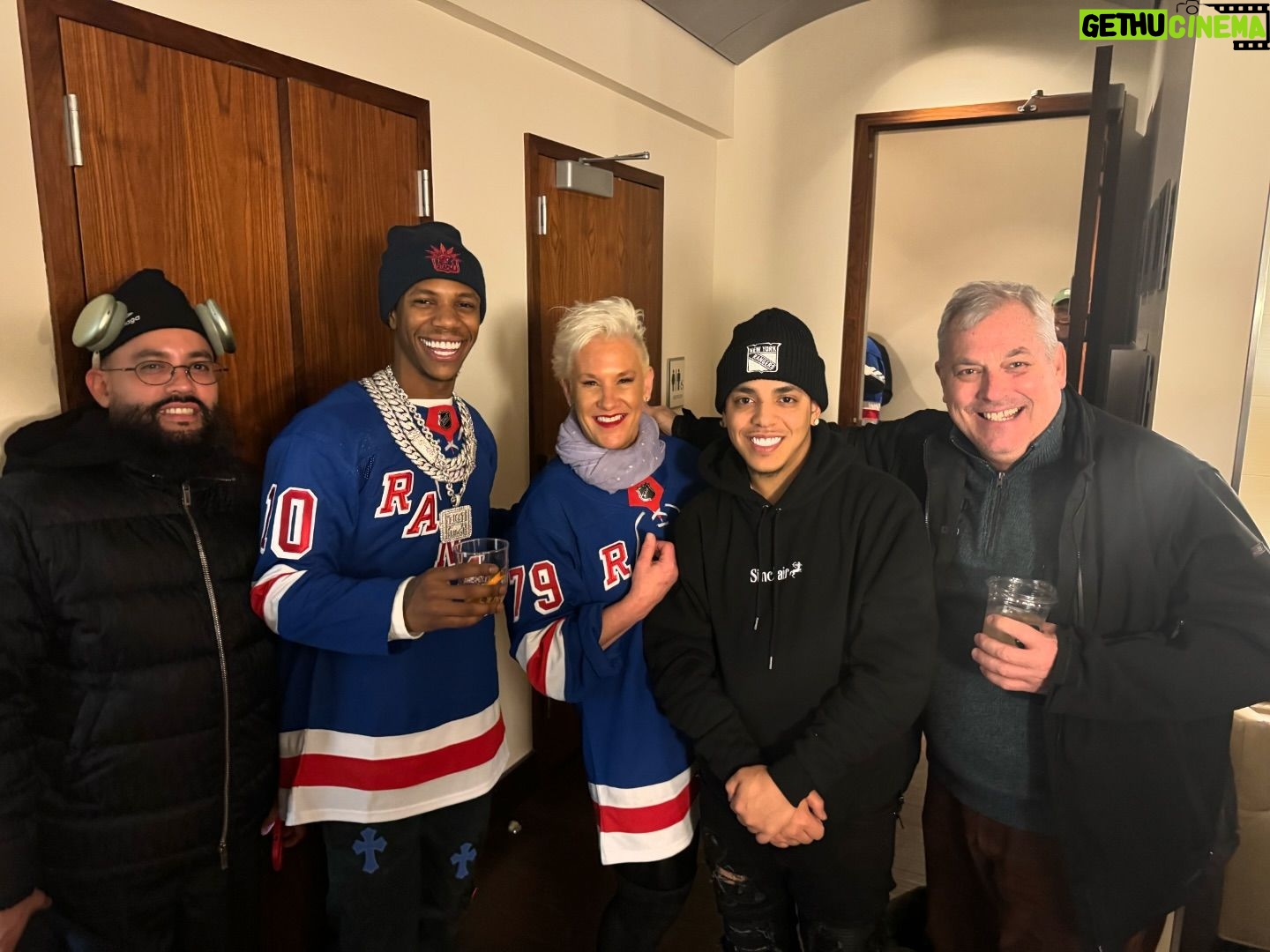 Anne Burrell Instagram - GREAT NIGHT AT THE GARDEN WITH THE FELLAS MY NEW BESTIES @nyrangers #ILOVEWHATIDO #LUCKYGIRL