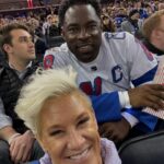 Anne Burrell Instagram - A STELLAR night @thegarden last night!!! MY @nyrangers win game 2!!! An AMAZING crew in the house!!! Thank you @mfarsi for the fantastic pics!!! #lgr #luckygirl #ilovewhatido