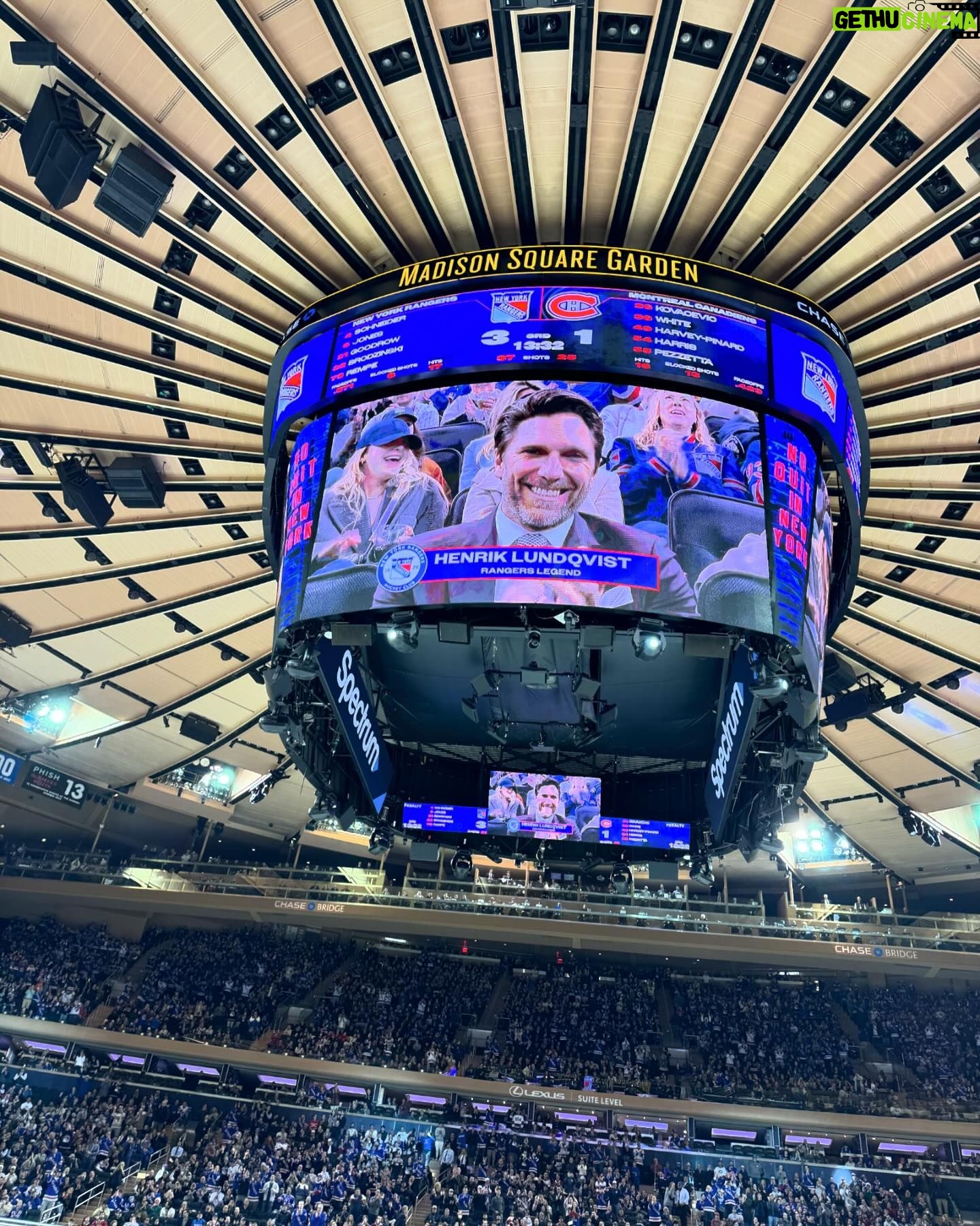 Anne Burrell Instagram - ALWAYS a fantastic time cheering on MY @nyrangers !!! #theclaxtons #ilovewhatido #luckygirl