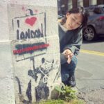 Anne Watanabe Instagram - バンクシーの作品を追いにイギリスへ行ってきました。 ストリートアートとは一体なんなのだろう。 その価値や値段は誰が決めるのだろう？ たくさん刺激を受けた旅でした。 【BSフジ「杏が見た！“バンクシー”の世界と英国グラフィティ・アートの旅」】 11/4（土）20:00〜21:55📺 I went to London to cover Banksy's work. You never know when street art is going to appear or disappear. Who decides its value? Who puts a price on it? And how does Banksy approach it? I became very curious. This trip taught me values for the first time. #banksy