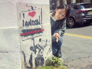 Anne Watanabe Instagram - バンクシーの作品を追いにイギリスへ行ってきました。
ストリートアートとは一体なんなのだろう。
その価値や値段は誰が決めるのだろう？
たくさん刺激を受けた旅でした。

【BSフジ「杏が見た！“バンクシー”の世界と英国グラフィティ・アートの旅」】
11/4（土）20:00〜21:55📺

I went to London to cover Banksy's work.
You never know when street art is going to appear or disappear.
Who decides its value?
Who puts a price on it?
And how does Banksy approach it?
I became very curious.
This trip taught me values for the first time.

#banksy