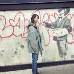 Anne Watanabe Instagram - バンクシーの作品を追いにイギリスへ行ってきました。 ストリートアートとは一体なんなのだろう。 その価値や値段は誰が決めるのだろう？ たくさん刺激を受けた旅でした。 【BSフジ「杏が見た！“バンクシー”の世界と英国グラフィティ・アートの旅」】 11/4（土）20:00〜21:55📺 I went to London to cover Banksy's work. You never know when street art is going to appear or disappear. Who decides its value? Who puts a price on it? And how does Banksy approach it? I became very curious. This trip taught me values for the first time. #banksy