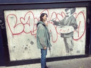 Anne Watanabe Instagram - バンクシーの作品を追いにイギリスへ行ってきました。
ストリートアートとは一体なんなのだろう。
その価値や値段は誰が決めるのだろう？
たくさん刺激を受けた旅でした。

【BSフジ「杏が見た！“バンクシー”の世界と英国グラフィティ・アートの旅」】
11/4（土）20:00〜21:55📺

I went to London to cover Banksy's work.
You never know when street art is going to appear or disappear.
Who decides its value?
Who puts a price on it?
And how does Banksy approach it?
I became very curious.
This trip taught me values for the first time.

#banksy
