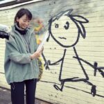 Anne Watanabe Instagram - バンクシーの作品を追いにイギリスへ行ってきました。 ストリートアートとは一体なんなのだろう。 その価値や値段は誰が決めるのだろう？ たくさん刺激を受けた旅でした。 【BSフジ「杏が見た！“バンクシー”の世界と英国グラフィティ・アートの旅」】 11/4（土）20:00〜21:55📺 I went to London to cover Banksy's work. You never know when street art is going to appear or disappear. Who decides its value? Who puts a price on it? And how does Banksy approach it? I became very curious. This trip taught me values for the first time. #banksy