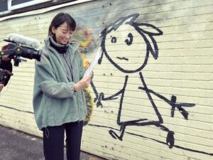 Anne Watanabe Instagram - バンクシーの作品を追いにイギリスへ行ってきました。
ストリートアートとは一体なんなのだろう。
その価値や値段は誰が決めるのだろう？
たくさん刺激を受けた旅でした。

【BSフジ「杏が見た！“バンクシー”の世界と英国グラフィティ・アートの旅」】
11/4（土）20:00〜21:55📺

I went to London to cover Banksy's work.
You never know when street art is going to appear or disappear.
Who decides its value?
Who puts a price on it?
And how does Banksy approach it?
I became very curious.
This trip taught me values for the first time.

#banksy