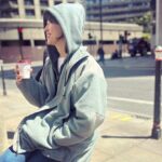 Anne Watanabe Instagram - バンクシーの作品を追いにイギリスへ行ってきました。 ストリートアートとは一体なんなのだろう。 その価値や値段は誰が決めるのだろう？ たくさん刺激を受けた旅でした。 【BSフジ「杏が見た！“バンクシー”の世界と英国グラフィティ・アートの旅」】 11/4（土）20:00〜21:55📺 I went to London to cover Banksy's work. You never know when street art is going to appear or disappear. Who decides its value? Who puts a price on it? And how does Banksy approach it? I became very curious. This trip taught me values for the first time. #banksy