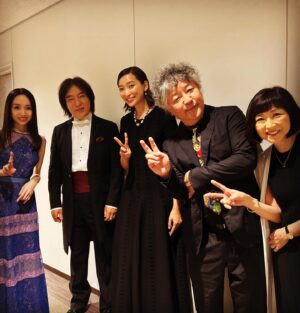 Anne Watanabe Instagram - 先日、
「子どもの感性を育てる　クラシック名曲コンサート」の司会を務めさせていただきました！

大人も子どももワクワクするようなクラシックの名曲が盛り沢山、盛り上がりました！

指揮は飯森範親さん、
ヴァイオリンは宮本笑里さん、
解説は茂木健一郎さん。

次は大阪公演です！
久しぶりの大阪、楽しみです！😚

@kodomoclassic