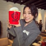 Anne Watanabe Instagram - イベントで伺った映画館で、WFPのポップコーン！ スタッフやキャスト、皆で美味しくいただきました😊 売り上げの一部がレッドカップキャンペーンを通じて国連WFPに寄付されるそうです。 ごちそうさまにまつわる内容に、#ごちそうさまで飢餓をなくそう を付けて投稿すると、1 投稿につき 150 円（学校給食 5 人分）が寄付協力企業から寄付され、途上国の学校給食支援につながります。 #ごちそうさまで飢餓をなくそう #ごちそうさまチャレンジ