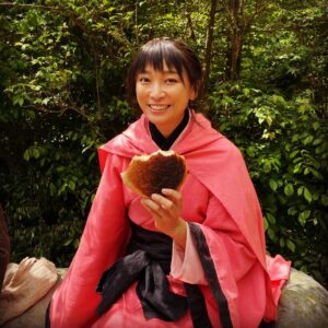 Anne Watanabe Instagram - 「これなんですか？」
紫夏一行に手渡された、お弁当というか何というか…

当時はこのようなものが食べられていたと現場で教わりました。

「キングダム　運命の炎」の中では、紫夏編以外でも、戦のシーンで兵士が食べておられました。

味は特に特徴が無く、よく焼いて乾燥させ、日持ちするように作られた兵糧のようなものなのでしょうか。

日本のパン祖　江川太郎左衛門が初めてパンを焼いたのも、こんな感じだったのかな🤔なんて🤔🤔

Off shot from the scene in the movie where the Shika I played were eating.
They were eating what looked like bread.
It was hard and dry bread, so surely it was a soldier's ration?

I thought of Tarozaemon Egawa, the first bread baker in Japan. I imagine the bread he made must have tasted like this.

@kingdom_movie